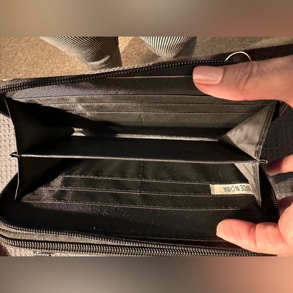 🎉Black Floral Padded Crossbody Wallet - Like New - Picture 8 of 10